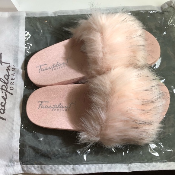 CUTE Pink Fuzzy Slides - Picture 4 of 5